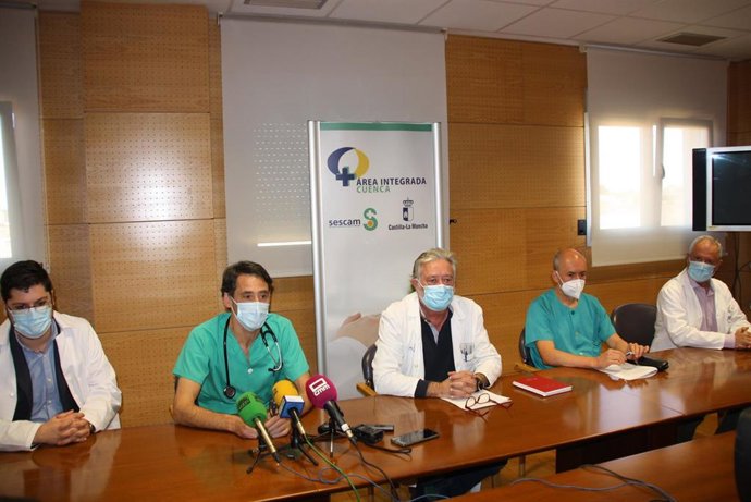 El gerente del Área Integrada de Cuenca, Juan Luis Bardají, acompañado por los responsables de los distintos servicios hospitalarios que desarrollan su actividad en la sala mixta de Hemodinámica