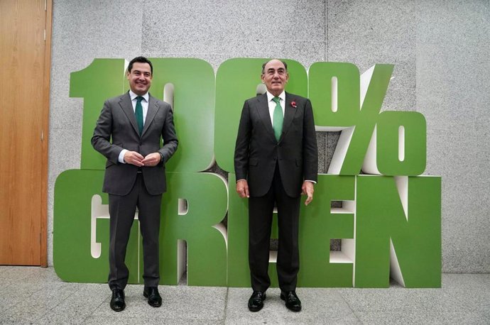 Juanma Moreno (i.) e Ignacio Galán, este martes en Glasgow, en el marco de la Cumbre por el Clima