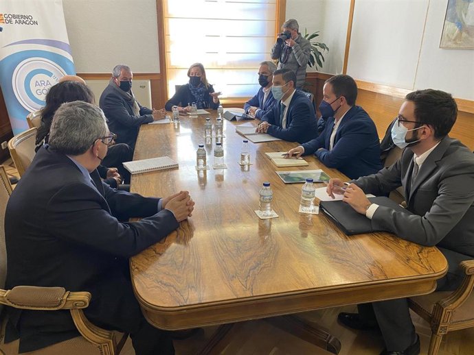 La consejera se ha reunido con ambas empresas en el Edificio Pignatelli.