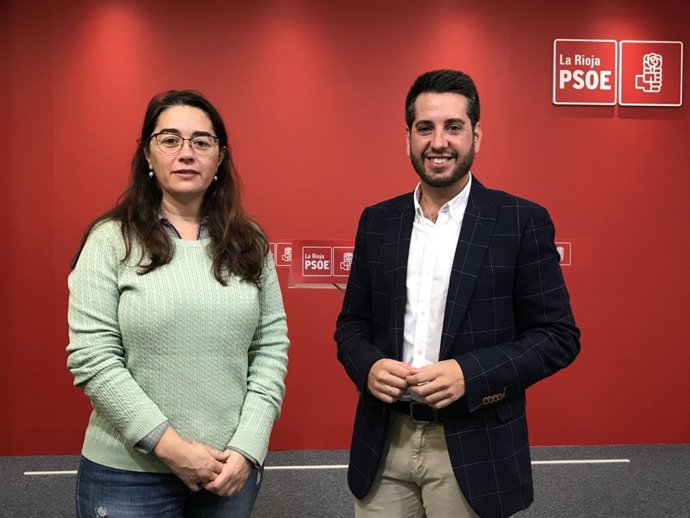 El secretario de Política Institucional del PSOE, Javier García, y la alcaldesa de Calahorra, Elisa Garrido