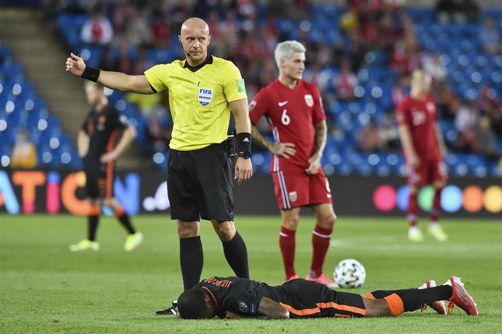 Archivo - Szymon Marciniak indica una falta en el Noruega-Países Bajos de clasificación para el Mundial de Catar de 2022