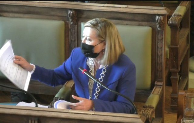 La presidenta del Grupo Municipal Popular, Pilar del Olmo, interviene en el Pleno para reclamar la solicitud de fondos europeos para el proyecto de soterramiento del ferrocarril.