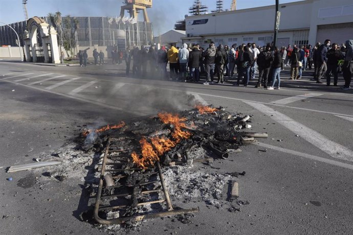 Acciones de los trabajadores de empresas auxiliares del metal en Cádiz que masivamente una huelga con barricadas y cortes de vías. A 09 de noviembre de 2021, a Cádiz (Andalucía, España).