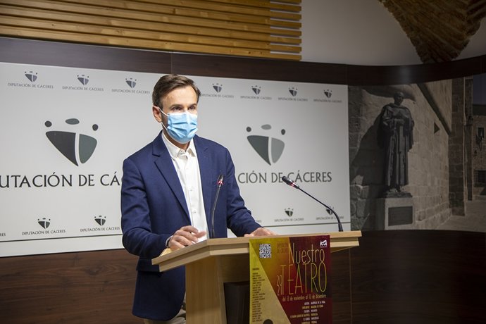 El diputado de Cultura de la Diputación de Cáceres, Fernando Garnde, presenta la sexta edición del programa Nuestro Teatro