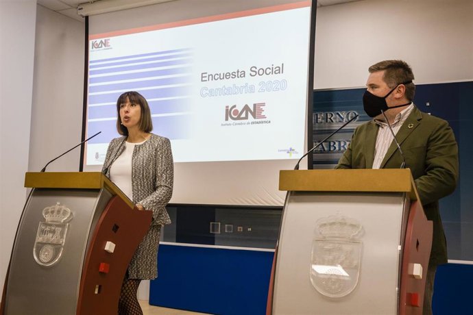 La consejera de Economía y Hacienda, María Sánchez, y el director del Instituto Cántabro de Estadística (ICANE), Héctor Sánchez, presentan la Encuesta Social de Cantabria 2020.