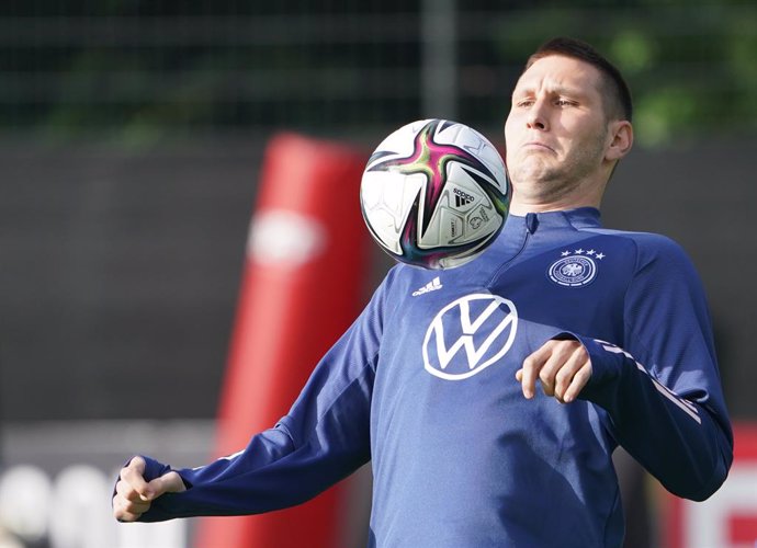 Archivo - 06 October 2021, Hamburg: Germany's Niklas Suele warms up during a training session of the German national soccer team ahead of Friday's FIFA 2022 World Cup European Qualifier Group J soccer match against Romania. Photo: Marcus Brandt/dpa