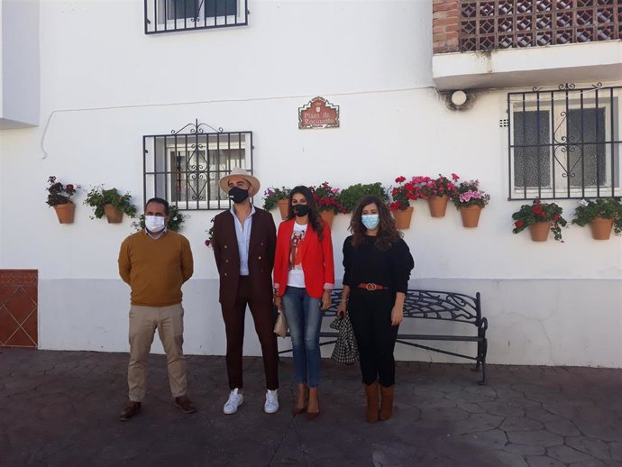 La delegada territorial de Turismo de la Junta en Málaga, Nuria Rodríguez, en el municipio malagueño de Alfarnate, junto con el alcalde.