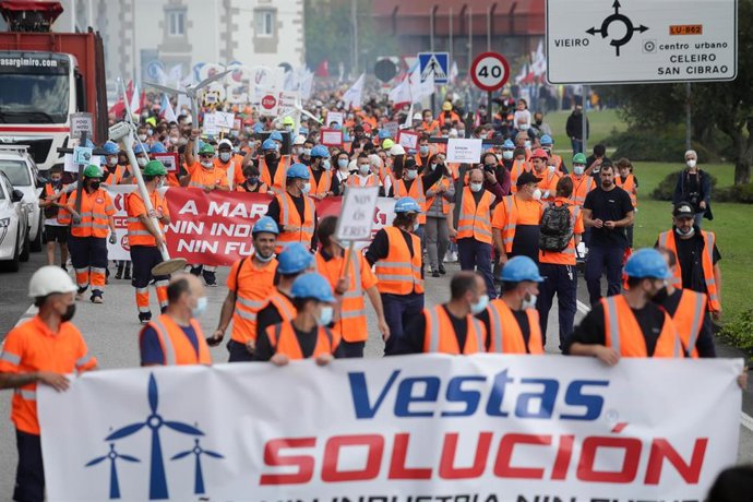 Varios cientos de personas participan en una manifestación por el futuro industrial de A Mariña, a 17 de octubre de 2021, en Viveiro, Lugo (Galicia). Viveiro acoge este domingo una manifestación convocada por los sindicatos CCOO, UGT y CIG para demandar