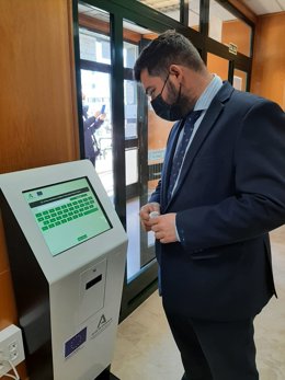 Miguel Rodríguez en el Registro Civil en Jerez.