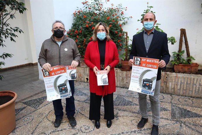 Salud Navajas (centro), en la presentación de la XII Muestra de Cortos 'Asociación Cine Bardem' de Montalbán.