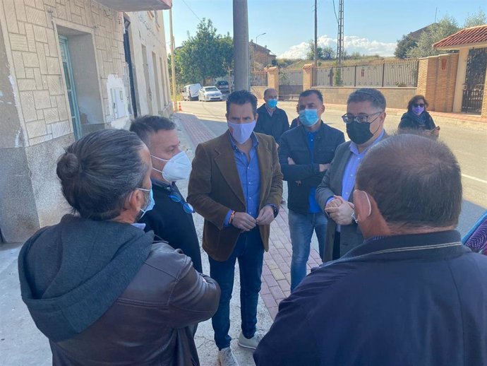El vicealcalde y concejal de Infraestructuras, Contratación y Fomento del Ayuntamiento de Murcia, Mario Gómez, junto al concejal de Urbanismo y Transición Ecológica, Andrés Guerrero, visitan la zona