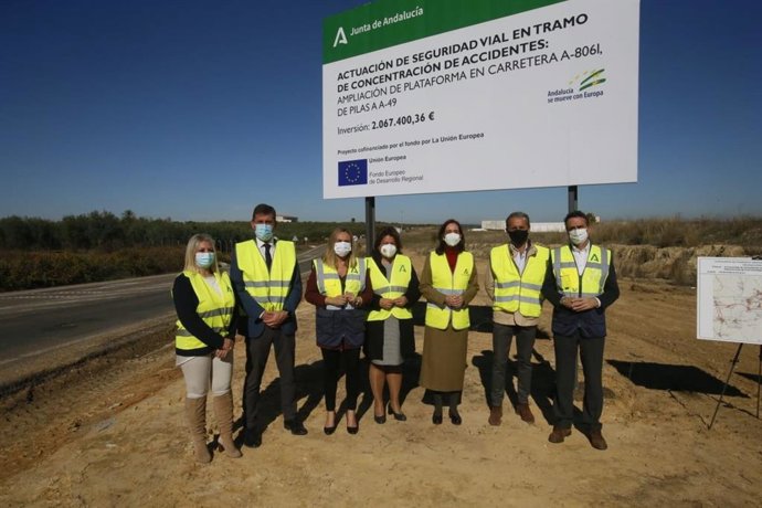 La consejera de Fomento, Marifrán Carazo, acompañada de alcaldes y alcaldesa de los municipios beneficiados de la obra de ensanche de la carretera de Pilas a la A-49.