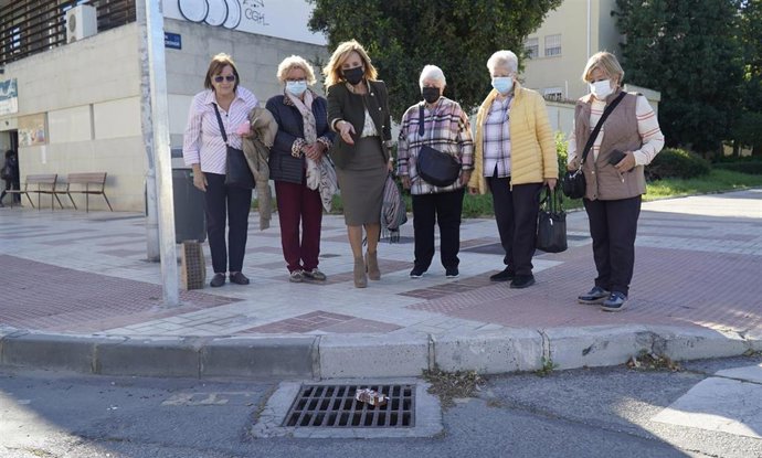 La viceportavoz socialista en el Ayuntamiento de Málaga, Begona Medina, con vecinas de La Termica