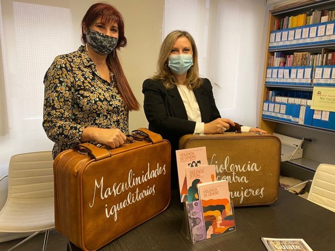 La directora de Igualdad, Emilia Fernández, y la directora del Centro de Documentación de la Mujer, Luz López Illescas,