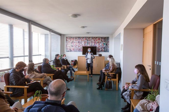 Visita de la comisión de asuntos sociales a los apartamento tutelados en la Rochapea.