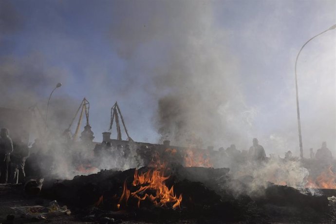 Acciones de los trabajadores de empresas auxiliares del metal en Cádiz este martes.