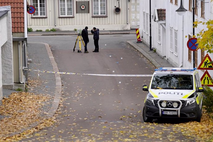 14 October 2021, Norway, Kongsberg: Police work at the crime scene at the centre of Kongsberg after a violent armed attack that left five people killed and two injured. The police now assume that the attack has had terrorist motives, and there were sign