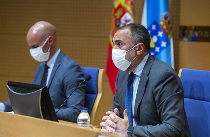 Archivo - El conselleiro de Sanidade, Julio García Comesaña, acompañado por el secretario xeral técnico, Alberto Fuentes Losada, y el gerente del Sergas, José Flores Arias, informa en rueda de prensa de los acuerdos del comité clínico del lunes 4 de oct