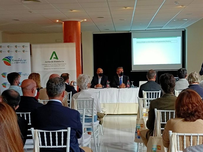 La Junta informa al sector hotelero de Granada de los decretos aprobados para reforzar su competitividad