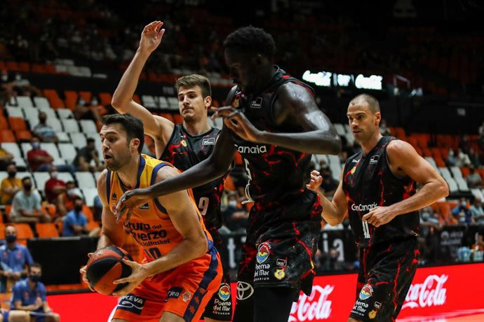 Archivo - Mike Tobey of Valencia Basket in action during the match of the XXVII edition of the Ciutat de Valencia Trophy between Valencia Basket and CB Gran Canaria at the Fuente de San Luis "la Fonteta" pavilion. On September 7, 2021. Valencia, Spain