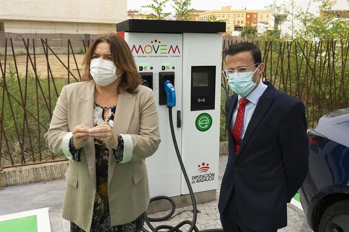 La diputada del área de Servicios Públicos Supramunicipales de la Diputación de Sevilla, Trinidad Argota, en una imagen de archivo en un acto conjunto con la Diputación de Badajoz.