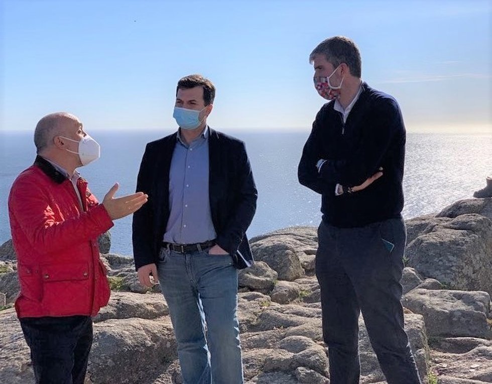 Archivo - El actual alcalde de Fisterra, José Marcote; el secretario xeral del PSdeG, Gonzalo Caballero; y el diputado socialista Martín Seco