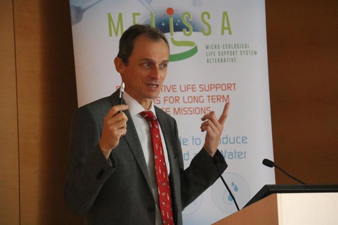 El exministro y astronauta Pedro Duque durante la visita a las instalaciones del proyecto Melissa en la UAB.