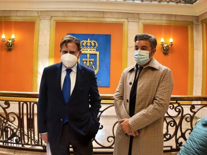 El alcalde de Oviedo, Alfredo Canteli, junto al consejero de Medio Rural y Cohesión Territorial, Alejandro Calvo.