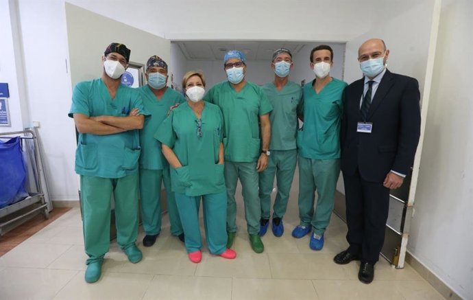 El hospital Santa Elena acoge la intervención de un bebé con alfalia congénita