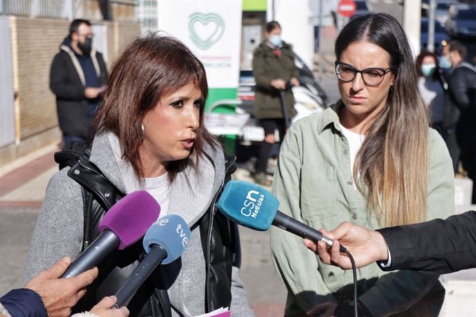 La coordinadora de Podemos Andalucía, Martina Velarde, atiende a los medios en San Juan de Aznalfarache (Sevilla).