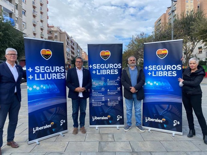Matías Alonso, Miguel García, Carlos Carrizosa y Anna Grau (Cs) presentan su campaña por la seguridad en L'Hospitalet de Llobregat (Barcelona).