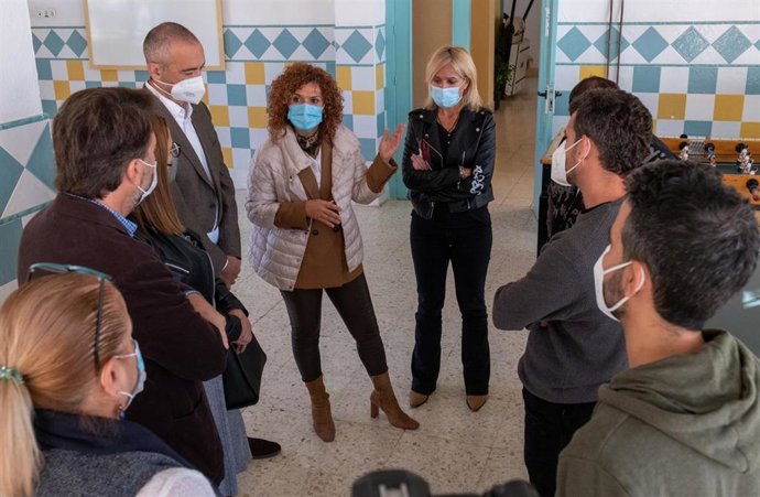 La presidenta de Diputación, María Eugenia Limón, en su visita al Centro de Acogida Proyecto Hombre en Huelva.