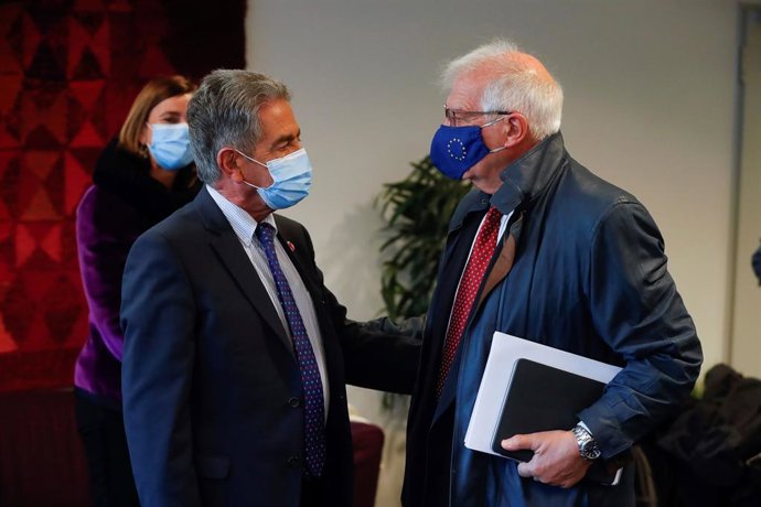 El presidente de Cantabria, Miguel Ángel Revilla, con Josep Borrell en Bruselas
