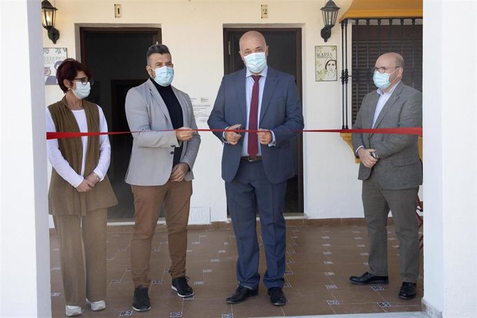 El presidente de la Diputación de Córdoba, Antonio Ruiz, inaugura los apartamentos turísticos de Palenciana.