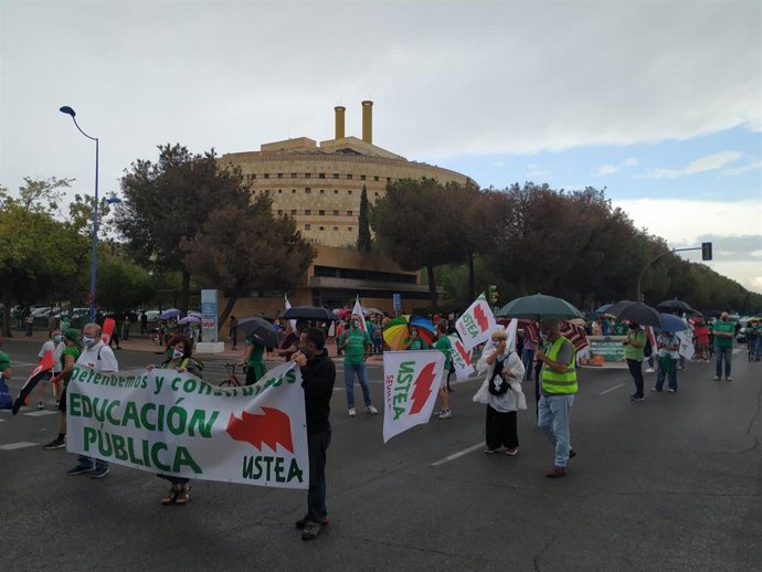 Archivo - Movilización convocada en Andalucía por una "educación segura", en foto de archivo.