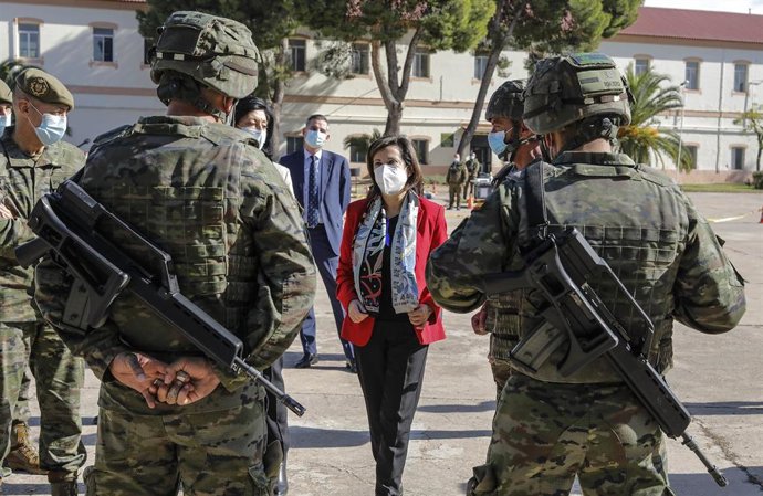 La ministra de Defensa, Margarita Robles, durante su visita al Regimiento Nuclear, Biológico y Químico Valencia n 1 en el acuartelamiento Daoiz y Velarde de Paterna (Valencia).