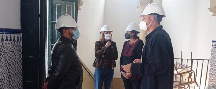 La delegada de Educación y Deporte, Inmaculada Troncoso, visita las obras del CEIP San Lorenzo.