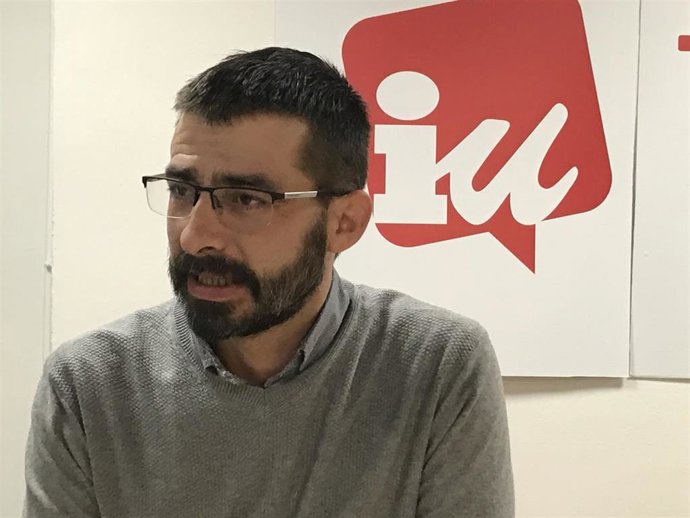 Archivo - El coordinador general de IU- Aragón, Álvaro Sanz.