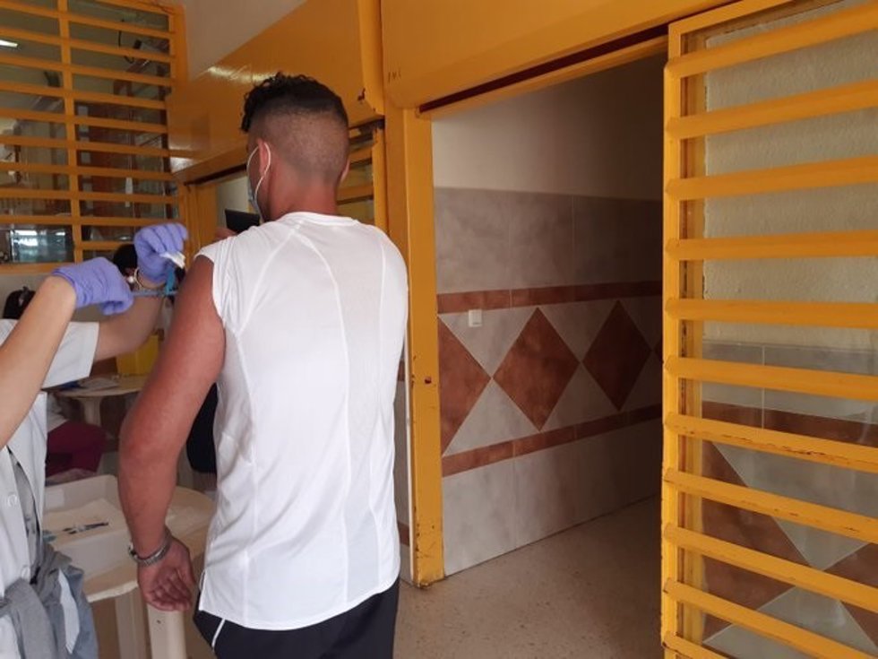 Archivo - Un preso de A Lama, en Pontevedra, recibe la vacuna contra la Covid-19