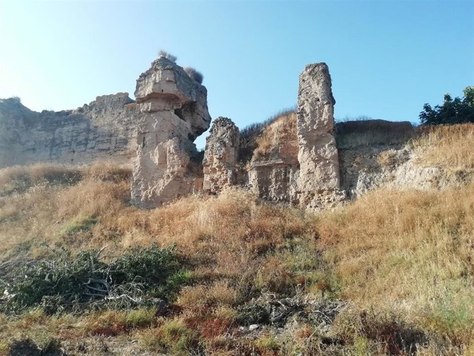 Lienzo de muralla del castillo de Lora