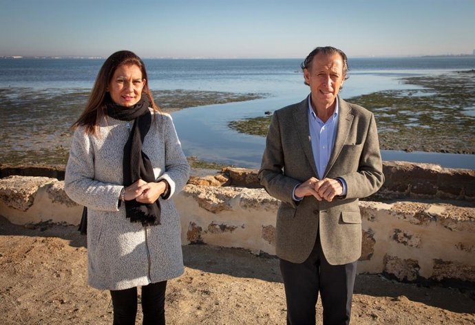 María Jesús Herencia, delegada de Turismo de la Junta, con José María Román, diputado de Turismo de la Diputación.