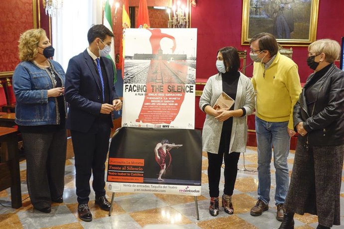 El alcalde de Granada, Francisco Cuenca, presenta el espectáculo 'Frente al silencio' junto a la bailaora granadina Fuensanta La Moneta y el cineasta Emilio Ruiz Barrachina.