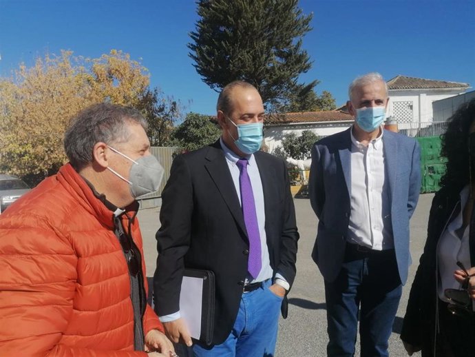 El delegado de Regeneración, Justicia y Administración Local en Granada, Enrique Barchino, ha firmado un convenio por el que menores infractore podrán hacer trabajos en beneficio de la comunidad en la Ciudad de los Niños de los Hermanos Obreros.