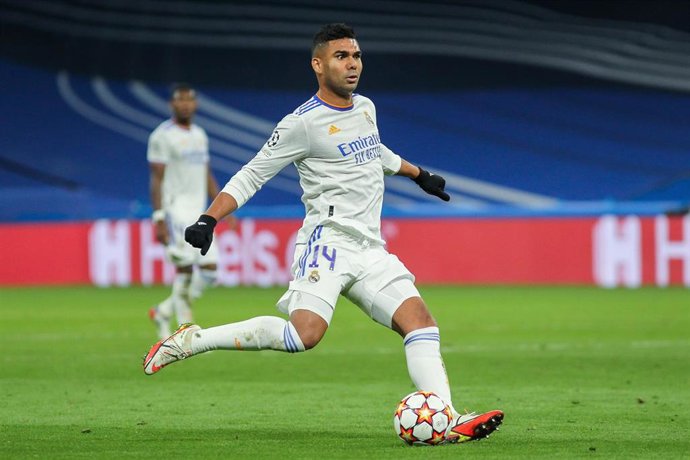 Casemiro realiza un pase durante un partido del Real Madrid