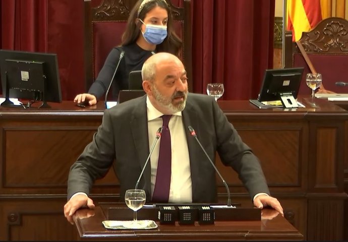 El diputado de Vox Sergio Rodríguez en el Parlament.