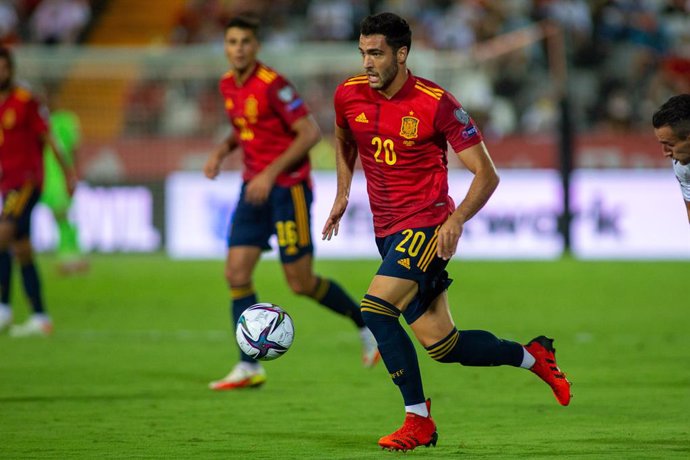 Archivo - Mikel Merino of Spain in action during the 2022 FIFA World Cup Qualifier match between Spain and Georgia at Nuevo Viveros Stadium on September 5, 2021 in Badajoz, Spain.