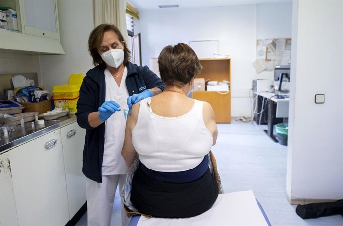 Una mujer recibe una vacuna