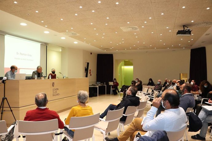 Expertos participan en una jornada sobre nuevos modelos de negocio en medios de comunicación de proximidad.