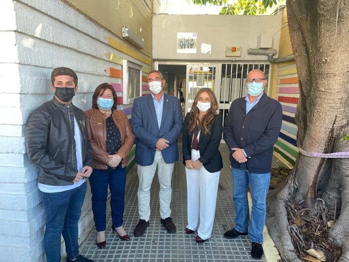 El delegado territorial de Educación y Deporte en Cádiz, Miguel Andréu, durante su visita al CEIP Serafina Andrades.