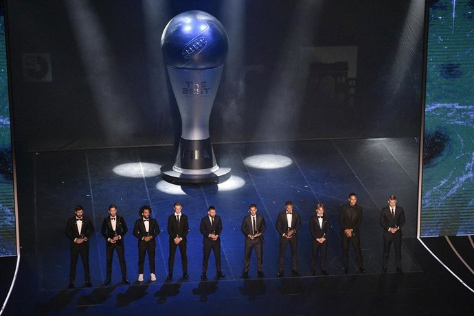 Archivo - 23 September 2019, Italy, Milan: FIFA FIFPro Men's world eleven players line up on stage during the FIFA Best Football Awards 2019 ceremony at Teatro La Scala. Photo: Marco Alpozzi/Lapresse via ZUMA Press/dpa